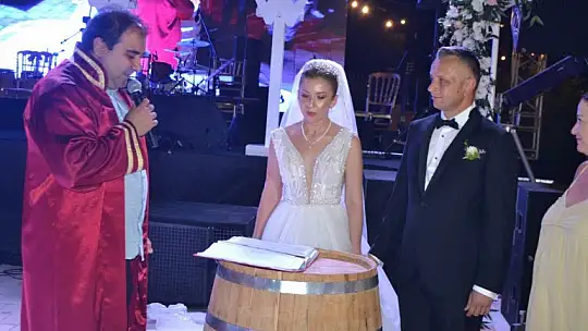 Mehmet Okar ile Pınar Kılınç rüya gibi bir düğünle dünya evine girdi