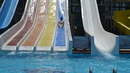 Sıcak havadan bunalanlar soluğu su parklarında aldı