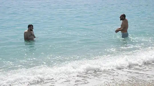 Güneşli ve güzel havada deniz keyfi yaptılar