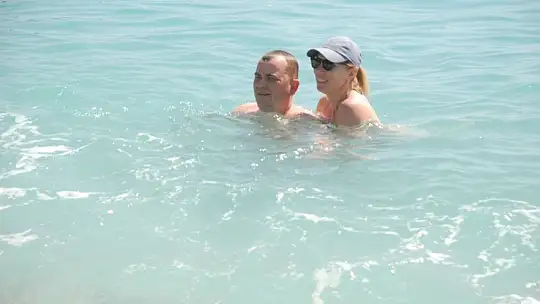 Güneşli ve güzel havada deniz keyfi yaptılar