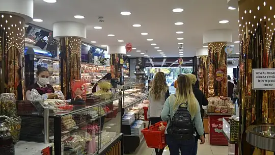 Vatandaşlar yılbaşı için paket paket çerez aldı