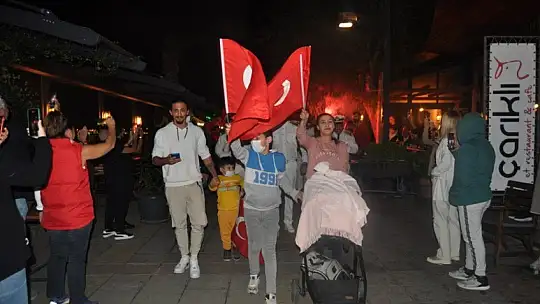 Cumhuriyet yürüyüşünde, Bayram coşkusu