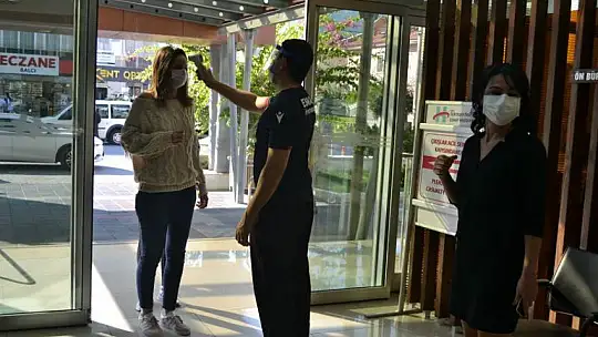 Hastane personeli Fethiyespor forması ile hizmet verdi