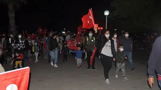 Cumhuriyet yürüyüşünde, Bayram coşkusu