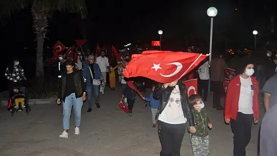 Cumhuriyet yürüyüşünde, Bayram coşkusu
