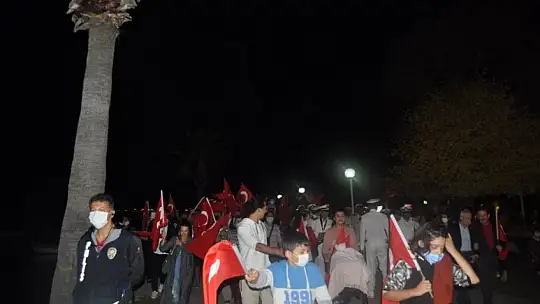 Cumhuriyet yürüyüşünde, Bayram coşkusu