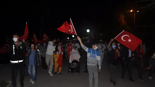 Cumhuriyet yürüyüşünde, Bayram coşkusu