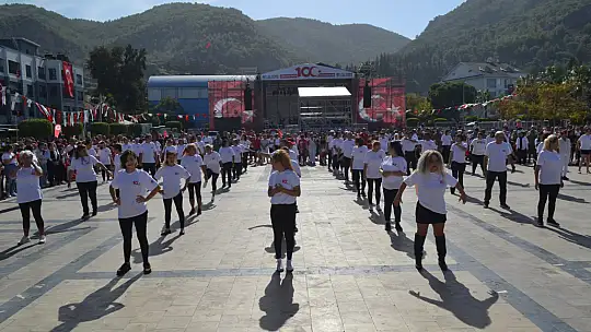 100 Kişi Zeybek Gösterisi Düzenledi