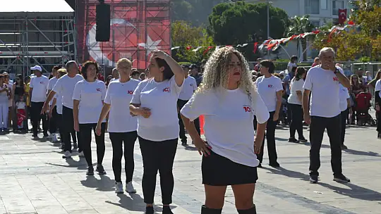 100 Kişi Zeybek Gösterisi Düzenledi