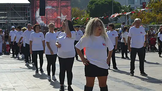 100 Kişi Zeybek Gösterisi Düzenledi