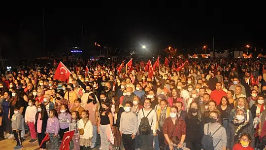 Vatandaşlar Cumhuriyet Konseri ile Coştu