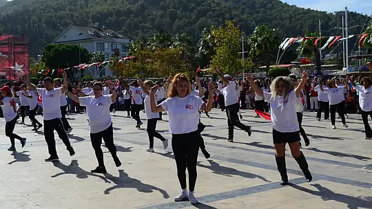 100 Kişi Zeybek Gösterisi Düzenledi