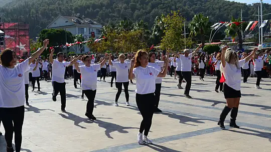 100 Kişi Zeybek Gösterisi Düzenledi