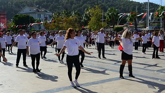 100 Kişi Zeybek Gösterisi Düzenledi