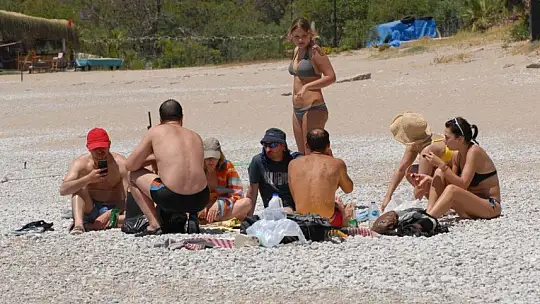 Turistler denizin tadını çıkardı