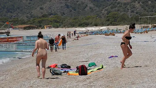 Turistler denizin tadını çıkardı