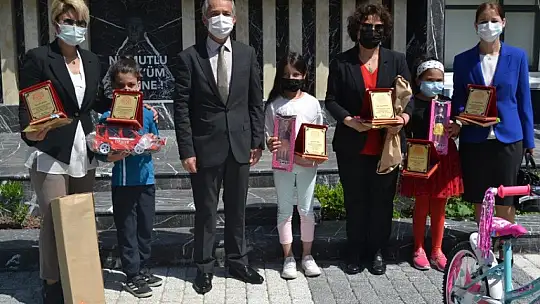 Dereceye giren öğrencilere hediyeleri törenle takdim edildi