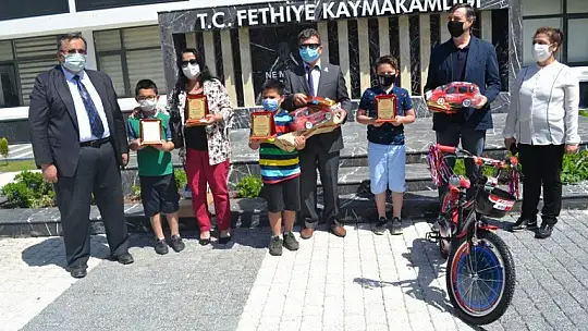 Dereceye giren öğrencilere hediyeleri törenle takdim edildi