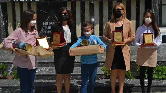 Dereceye giren öğrencilere hediyeleri törenle takdim edildi