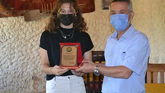 Beste yarışması birincisi öğretmen ve öğrencilere Kaymakam'dan plaket