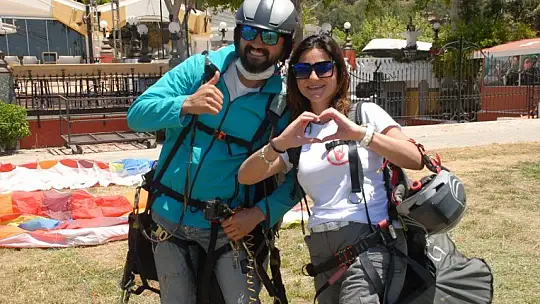 Ukraynalı acenteler paraşüt keyfi yaptı