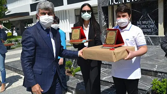 Dereceye giren öğrencilere hediyeleri törenle takdim edildi