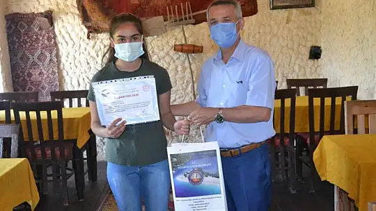 Beste yarışması birincisi öğretmen ve öğrencilere Kaymakam'dan plaket