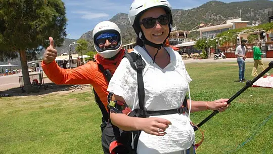 Ukraynalı acenteler paraşüt keyfi yaptı