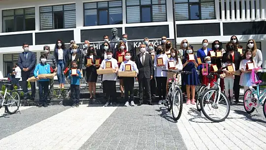 Dereceye giren öğrencilere hediyeleri törenle takdim edildi