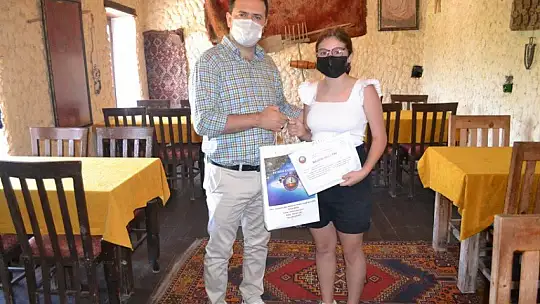 Beste yarışması birincisi öğretmen ve öğrencilere Kaymakam'dan plaket