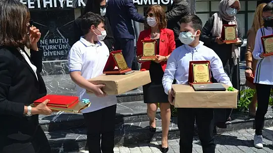 Dereceye giren öğrencilere hediyeleri törenle takdim edildi