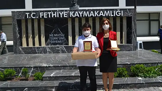 Dereceye giren öğrencilere hediyeleri törenle takdim edildi