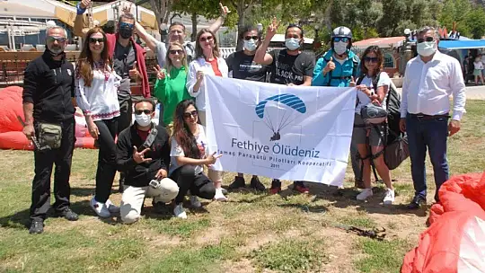 Ukraynalı acenteler paraşüt keyfi yaptı