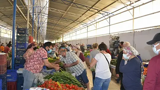 Semt pazarında tam kapanma yoğunluğu