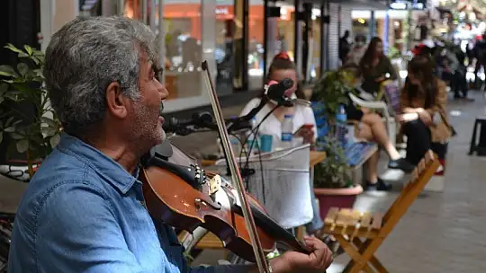 Urfalı Ahmet, ekmeğini kemanından çıkartıyor