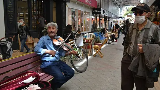 Urfalı Ahmet, ekmeğini kemanından çıkartıyor