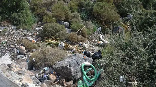 Tatilcilerden kalma çöpler dikkat çekiyor