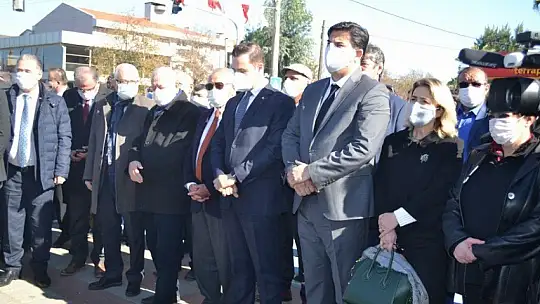 Uğur Mumcu Parkı'na yakışan anıt karanfillerle donatıldı