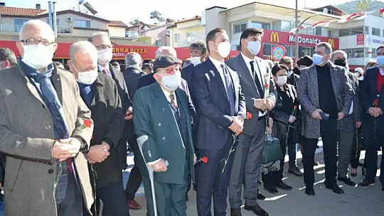 Uğur Mumcu Parkı'na yakışan anıt karanfillerle donatıldı