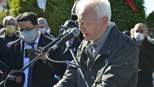 Uğur Mumcu Parkı'na yakışan anıt karanfillerle donatıldı