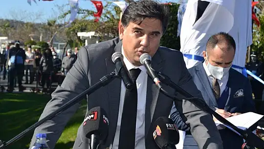 Uğur Mumcu Parkı'na yakışan anıt karanfillerle donatıldı