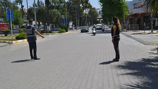 Muaflar dışarıda vatandaşlar evlerde