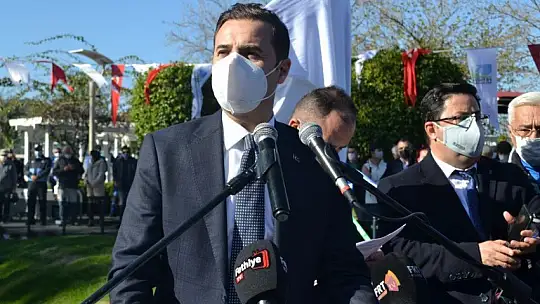 Uğur Mumcu Parkı'na yakışan anıt karanfillerle donatıldı