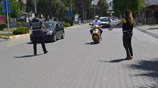 Muaflar dışarıda vatandaşlar evlerde