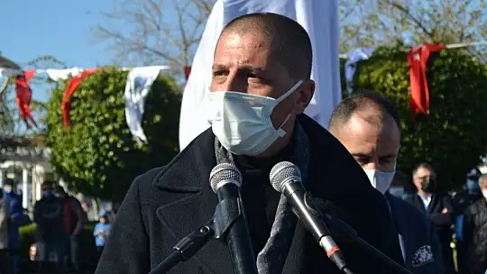 Uğur Mumcu Parkı'na yakışan anıt karanfillerle donatıldı