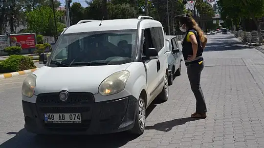 Muaflar dışarıda vatandaşlar evlerde