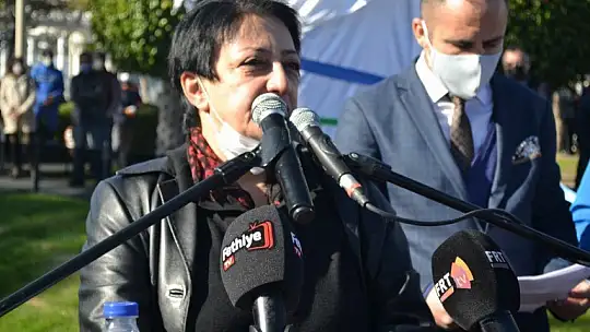 Uğur Mumcu Parkı'na yakışan anıt karanfillerle donatıldı