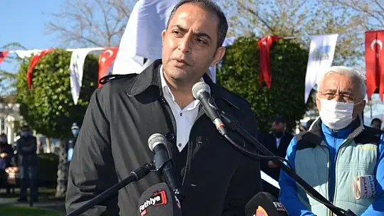 Uğur Mumcu Parkı'na yakışan anıt karanfillerle donatıldı