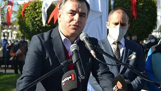 Uğur Mumcu Parkı'na yakışan anıt karanfillerle donatıldı