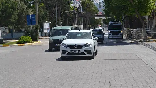 Muaflar dışarıda vatandaşlar evlerde